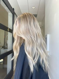 This creamy bright blonde is to die for😍 Creamy Blonde With Dimension, Full Highlights On Blonde Hair, Buttery Bright Blonde Hair, Pearlescent Blonde Hair, Cool Blonde Dimensional Hair, Blended Bright Blonde, Blonde Hair Creamy, Long Bright Blonde Hair