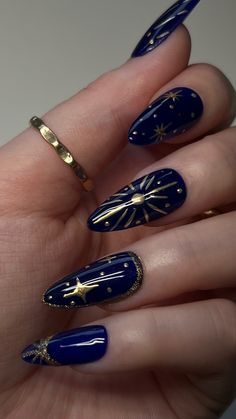 Holiday nail designs, Christmas nail art designs, snowflake nails ❄️☃️⛄️ Maquillage Yeux Cut Crease, Royal Blue Nails, Navy Blue Nails, Blue Acrylic Nails, Colorful Nails