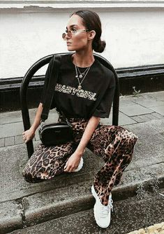 Leopard Flare Pants Outfit, Flare Pants Outfit, Flares Outfit, Leopard Flares, Fall Dressy, Street Dress, Boring Clothes, Casual Summer Shirts, Mode Inspo