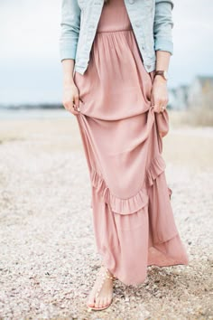 Fashion Curvy, Maxi Robes, Studded Sandals, Ruffled Maxi Dress, Hijab Style, Style Maxi Dress, Modest Dresses, Trendy Dresses, Modest Outfits