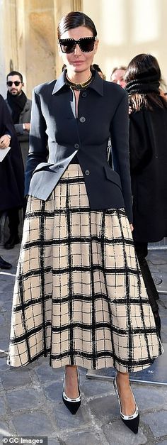 Full Skirt Outfit, Giovanna Battaglia Engelbert, Mode Ab 50, Kristin Scott, The English Patient, Kristin Scott Thomas, Scott Thomas, Checked Skirt, Giovanna Battaglia