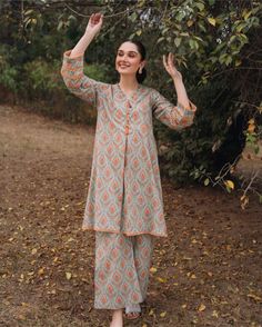 Overall Dress Design Pakistani Lawn, Khadar Kurta Styles, Long Shirt Design For Women Pakistani, Lawn Printed Shirts Designs, Pakistani Cotton Suits, Lawn Dress Design, Simple Dress Casual