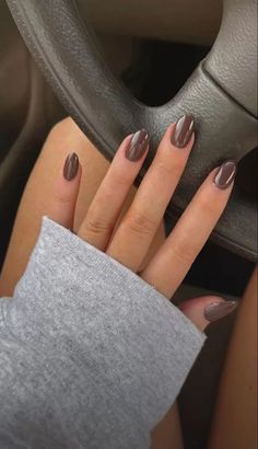 Discover the latest fall nail trends for 2024! From chic and simple autumn nail designs to stylish brown and acrylic nails, find all the inspiration you need for beautiful fall nails. Explore moody maroons, muted mustards, earthy greens, warm neutrals, and metallic accents. Elevate your nail game this season. Fall nail ideas autumn short square. #fall #fallnail #fallnaildesignideas Kutek Disney, Unghie Sfumate, Cute Nails For Fall, Smink Inspiration, Casual Nails, Makijaż Smokey Eye, Neutral Nails, Brown Nails, Chic Nails