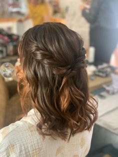 Medium Hair For Bridesmaid, Short Wavy Half Up Half Down, Half Up Half Down Lob, Bridesmaid Medium Length Hair, Bridesmaid Hair Short Shoulder Length, Hairstyles For Medium Length Hair For Wedding, Wedding Hair For Fine Hair, Hairstyles For Short Hair For Wedding