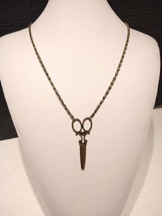 Here is an original gift to give to someone in the field of hairdressing or sewing. The scissor necklace is khaki in color. The length is 56 cm and it is adjustable up to 61 cm. Scissors measure 6cm x 2.5cm This jewel will be sent to you in a pretty pouch Scissors Jewelry, Scissor Necklace, Original Gift, Jewelry Necklace Pendant, Pouch, Jewelry Necklaces, Gift Card, Etsy Accessories, Pendant Necklace