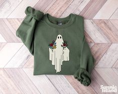 Show your spirit for the fall season in this Halloween sweatshirt! SIZING: * Sizing is unisex * Runs true to size * For an oversized look we suggest to size up 1 to 2 sizes PRODUCT DETAILS: * Soft preshrunk 50% cotton, 50% polyester blend * Medium weight fabric (super soft feel) * Wash inside out (on cool for best results) * Designed and printed in the USA CARE INSTRUCTIONS: Machine wash cold, inside out, gentle cycle with similar colors recommended. Tumble dry low, or hand dry for longest life. Floral Ghost, Ghost Sweatshirt, Sweatshirt Halloween, Ghost Shirt, Fall Sweater, Retro Halloween, Halloween Sweatshirt, Halloween Ghost, Cute Ghost