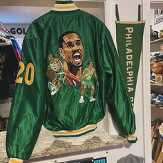 Vintage Exclusive Custom Mens XL Kelly Green Seattle Supersonics Gary Payton The Glove Satin Bomber Jacket. This item features handmade patchwork. The front of jacket has The Glove spellout made with Yellow python skin as weak as his number 20 on the sleeve. The back features a masterpiece of 3 images all of custom patchwork. Fits true to size. Made in the USA. This jacket is a one of one exclusive. Green Patchwork Varsity Jacket For Winter, Green Long Sleeve Varsity Jacket With Patchwork, Vintage Green Streetwear Outerwear, Green Long Sleeve Patchwork Varsity Jacket, Vintage Packers Sweatshirt, Gary Payton, Vintage Green Bay Packers Sweatshirts, Vintage Green Bay Packers, Python Skin