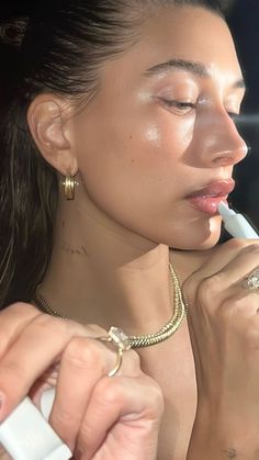 Soft Make-up, Estilo Kylie Jenner, Clear Glowing Skin, American Crew, Glow Skin, Burberry Brit, Glowy Skin, Skin Routine, Glass Skin