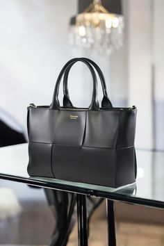 Borsa Lauren in Vera pelle Spazzolata con tracolla Made in Italy e accessori color oro. La parte interna è composta da due grandi scomparti principali, separati da una tasca centrale con chiusura a zip, nello scomparto posteriore sono presenti due tasche laterali portadocumenti/portacellulare, mentre nello scomparto anteriore è presente una tasca laterale con chiusura a zip. -Materiale esterno: Vera pelle Spazzolata -Materiale hardware: Acciaio inossidabile color oro -Materiale chiusura: Acciaio Formal Square Bag With Zipper Closure, Luxury Soft Leather Satchel For Office, Formal Square Shoulder Bag With Zipper Closure, Luxury Shoulder Bag With Removable Pouch For Office, Elegant Square Shoulder Bag With Zipper Closure, Luxury Rectangular Box Bag With Zipper Closure, Luxury Rectangular Box Bag With Zipper, Elegant Square Satchel With Zipper Closure, Square Leather Satchel With Zipper Closure