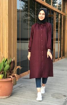 Long Kurti With Jeans, Long Shirt Outfits, Modesty Dress, Long Shirt Women, Estilo Hijab, Stylish Tops For Women, Modern Tops, Stylish Short Dresses, Hijabi Fashion Casual