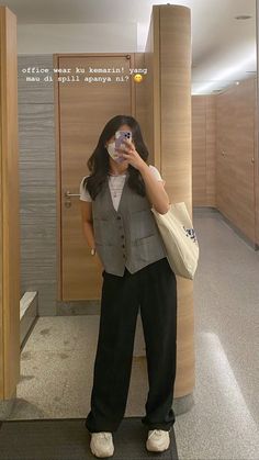 Office Wear Women Aesthetic, Office Ootd Casual, Black Pants Styling, Business Casual Vest Outfit, Nordstrom Employee Outfits, Menswear Outfits For Women, Back To Campus Outfits, Outfit Gile, Crochet Office Wear