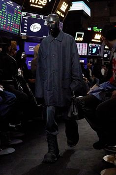 New York Stock Exchange, Balenciaga Spring, Demna Gvasalia, Clown Shoes, Balenciaga Fashion, Melanie Griffith, Resort 2023, Spring 23, Trench Dress