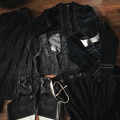 Organisation Dressing, Medieval Core, Medieval Revival, Vampire Stuff, Minimalist Clothing, Scantily Clad, Androgynous Fashion, Student Fashion, Costume Outfits