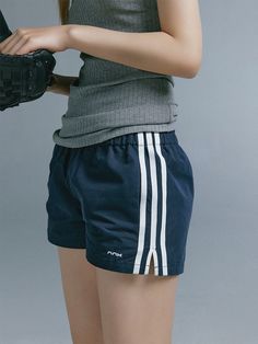 Shorts with side lines that give a sporty look.

Easy to move around in, perfect for relaxing in your room.

It is a convenient item to have as it can be worn for many seasons.
◾️Model
Height/Weight：173cm(68.1in)/49kg(108.0lb)
Fitting Size：S



Size (cm)
Length
Waist
Hip


S
31
68
102


M
32
71
106


L
33
74
110 Sporty Look, Height And Weight, Model Height, Blue Black, Boutique