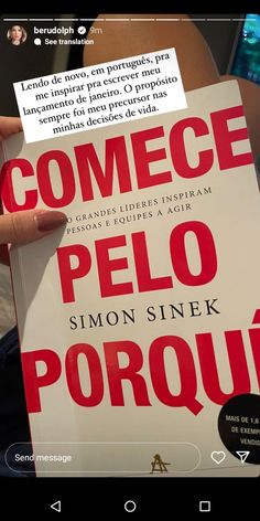 a person holding up a book with the words comece pelo porquii written on it