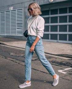 Vans Fashion Outfits, High Waist Outfit, Slip On Outfit, Surfergirl Style, Mom Jeans Outfit Winter, Comfy Jeans Outfit, Jeans And Vans, Jeans Outfit Winter, Vans Outfit