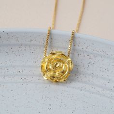 Rose Necklace Gold, Pendant Aesthetic, Gold Rose Necklace, Aesthetic Necklace, Gold Roses, Gifts For My Girlfriend, Rose Pendant, Floral Pendant, Rose Necklace