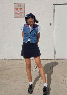 Rikki H2o, Vest Outfits Aesthetic, Mini Skirts Outfits Summer, Black Skirt Outfit, Denim Vest Outfit, Looks Com Short, Black Mini Skirt Outfit, Skirt Outfit Summer, Black Skirt Outfits