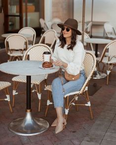 Cream Pullover Outfit, Pullover And Jeans Outfit, Hat Outfit Fall, Jeans Photoshoot, Fall Fashion Comfy, Fall Hat Outfits, Outfit Cream, Sweaters For Fall, Outfits Neutral