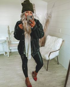 Grungy Comfy Outfits, Fall Outfits Hairstylist, Cold Outdoor Concert Outfit, Fall Hairstylist Outfits, Black Jacket Outfit Casual, Casual Edgy Outfits Fall, Jean Jacket Fall Outfits, Hairstylist Outfits For Work Winter, Black Shacket Outfit