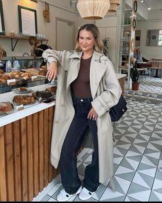 Molly mae wearing the brown skims dupe bodysuit from amazon Tan Trench Coat Outfit, Brown Bodysuit Outfit, Beige Trench Coat Outfit, Trench Coat Outfit Winter, Wool Coat Outfit, Trench Outfit, America Fashion, Winter Coat Outfits, Chique Outfit