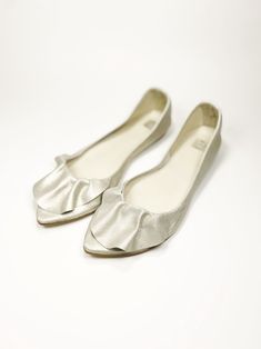 "These white Gold Pointy Wedding Flats are so chic + super comfortable! Fall in love with their delicate ruffles, whether you will have them as bridal shoes for your big day or as everyday favourite flats, these beautiful shoes will make you feel so special! ► Handmade to order ballet flats, I will be delighted to personally handcraft a pair especially for you! ► Upper in buttery soft white Gold Italian leather ► Available in many wonderful colors, see them all here : https://www.etsy.com/shop/e Chic Wedding Flats With Closed Toe, Elegant Almond Toe Ballet Flats For Wedding, Chic Wedding Closed Toe Flats, Elegant Party Ballet Flats With Leather Sole, Chic Closed Toe Wedding Flats, Elegant Round Toe Ballet Flats For Wedding, Chic Wedding Ballet Flats With Flat Heel, Chic Wedding Flats Closed Toe, Chic Ballet Flats For Wedding