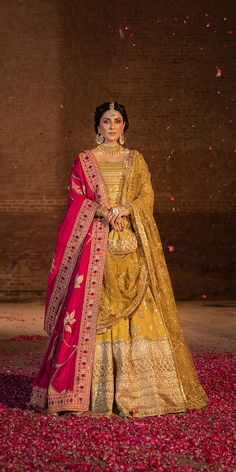 Elegant Pakistani Wedding Dress in Raw Silk Lehenga Choli Style Mehndi Dresses Bridal, Choli Style, Lehenga Blue, Mehndi Function, Pakistani Lehenga, Tissue Fabric, Simple Maxi, Wedding Dresses Pakistani, Dupatta Border