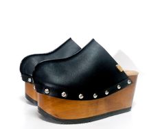 Genuine leather platform clog with handmade wooden sole. Platform 9 cm heel and 7 cm platform, the wood is protected by lacquer, has padded insole lined in suede goat. It has double black non-slip rubber. On the sides the leather is decorated with silver studs. The Tokio clogs are an exclusive design by Sol Caleyo, with them you will be comfortable and fashionable. Sizes from 33 to 47, both inclusive and if this is not your size do not hesitate to contact us and we will make it for you. It takes 90s Platform Sandals, 70s Platform Shoes, Wood Clogs, Vintage Clogs, Platform Clogs Shoes, High Heel Sandals Platform, Clogs Style, Shoes Stand, Handmade Leather Shoes