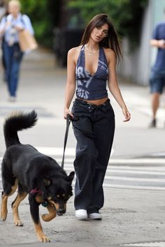 Models Gym Outfit, Edgy Yoga Outfit, Street Vibes Outfit, Spring Latina Outfits, Baddie Street Wear Outfits, Emrata Outfits Summer, 90-00 Fashion, Emrata Street Style 2023, Emrata Style 2023