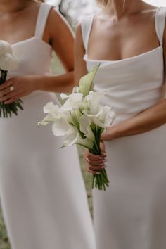 MONO bloom bridesmaids bouquets trending in 2024 and the Calla Lily design one of our absolute faves.  Elegant and Chic   Image I @taylorkezia_photography 2025 Wedding Bouquet Trends, Long Stem Lily Bouquet, Cala Lily Bouquets Bridesmaid, Mini Bride Bouquet, Calalilly Bouquet Modern, Cala Lilly Wedding Bouquet White, Wedding Bouquet Carnations, Bridal Bouquet Calla Lily, Calilily Flower Wedding Bouquet