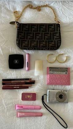 Girl Essentials, Everyday Bag Essentials, Jewelry Lifestyle, Lux Fashion, Tods Bag, Inside My Bag, Purse Essentials, Handbag Essentials, Bag Aesthetic