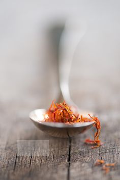 Saffron. love the texture of the table Spices Photography, Food Drink Photography, Food Design