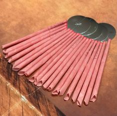 pink paper straws are arranged on a wooden table