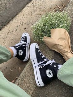 Boty Converse, Converse Haute, Aesthetic Palette, Converse Outfits, Sneaker Outfits, Sneaker Trend, Dr Shoes, Black Converse, Fresh Shoes