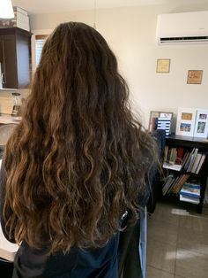 Pelo Ondulado Natural, Hair Affirmations, Hair Styls, Frizzy Wavy Hair, Ugly Hair, Brown Wavy Hair, Light Brown Highlights, People References, Frizzy Curly Hair