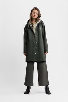 Mosebacke Green - Stutterheim (USA) Hooded Raincoat With Button Closure For Fall, Fall Raincoat For Rainy Weather, Fall Raincoat With Button Closure For Rainy Weather, Winter Raincoat With Button Closure, Winter Outdoor Raincoat With Button Closure, Stutterheim Raincoat, Green Raincoat, Wind Protection, Raincoats For Women