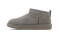 UGG fait son retour avec l'un de ses classiques dans une nouvelle déclinaison sobre. La UGG Classic Ultra Mini Boot Goat dévoile une empeigne en cuir gris surmontée de coutures en relief autour de la cheville qui apportent de la résistance. Une languette à l'arrière du modèle facilite la mise au pied et accompagne le traditionnel branding UGG en cuir présent sur le talon.  Cette silhouette aussi attirante que confortable grâce à sa doublure en UGGPLUSH et sa laine recyclée vous permettra de rest 70s Converse, Mini Goats, Converse Run Star Hike, Converse Run Star, Ugg Classic Ultra Mini, Nike Shox