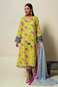 L22118 Yellow Khaadi Online Spring Summer 2022 Best Designer Suits, Summer/fall Outfits, Ladies Suits, Dress Designing, Open Shirt, Suit Collection, Dress Book, Pakistani Dresses Casual