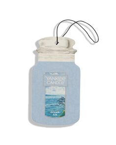 yankee's candle with an image of the ocean on it