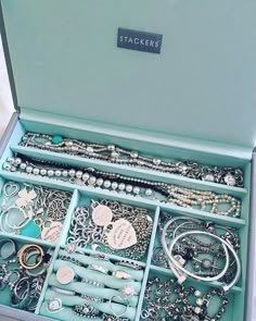 ♡Breakfast at Avery’s♡ Tiffany And Co Box, Jewelry Model, Tiffany And Co, Blue Box, Girly Jewelry, Box Cake