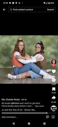 Awkward Best Friend Photoshoot, Awkward Sibling Photoshoot Poses, Awkward Friend Photoshoot, Sister Awkward Photo Shoot, Sibling Photoshoot Ideas, Awkward Photoshoot Friends