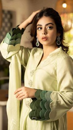 Designer Suit Sleeves Design, Cotton Suit Sleeves Design, Sleeves Design For Suits, Stylish Sleeves Designs, Kurtis Patterns, Embroidery On Silk, Manset Lengan, Scallop Neckline, Scalloped Sleeves