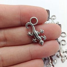 Lizard Design, Cute Lizard, Italian Horn, Jewelry Charms, Wine Charms, Gecko, Infinity Bracelet, Charm Jewelry, Silver Tone