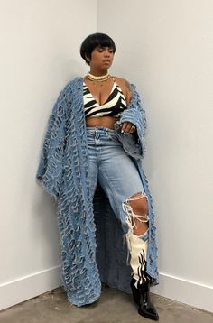 Cowgirl Denim Outfit, Trendy Button-up Denim Dress For Day Out, Trendy Oversized Button-up Denim Jacket, Denim Boots Outfit, Oversized Denim Button-up Tops, Deniem Outfit Black Women, Trendy Ankle-high Denim Boots, Trendy Outfit Inspo, Chic Clothing Style