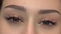 Lash Inspo Eyelash Extensions, Brown Eyelash Extensions, Brown Lash Extensions, Lashes And Eyeliner, Cat Eye Lash Extensions, Brown Lashes, Natural Fake Eyelashes, Bentuk Alis, Lashes Fake Eyelashes