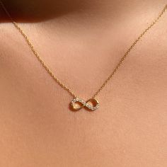 14k solid gold endless symbol necklace. Dainty Necklace so elegant and minimalist is perfect for everyday... and so for special occasions. Our products are specially designed for you and your loved ones and are indispensable for special occasions. The diamond sparkle will suit you very well! We work with expert jewelers who use high quality and enduring materials from precious metals to responsibly sourced diamonds and grade gemstone.  We have been producing personalized diamonds by handcraft si Gold Pendant Jewelry Simple, Aesthetic Necklace Simple, Simplistic Jewelry, Stylish Jewelry Accessories, Diamond Infinity Necklace, Fancy Jewelry Necklace