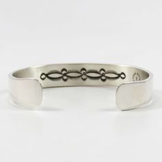 Bracelet manchette en argent sterling et or 14 carats avec motifs estampés à la main.

 Largeur du brassard de 0,5 po
 Mesure intérieure de 6,375 pouces, plus ouverture de 1,375 pouces
 (Circonférence totale de 7,75" - XXL) Gold Cuff Bracelet, Zuni Jewelry, Concho Belt, Navajo Jewelry, Gold Bracelet Cuff, Native Jewelry, Gold Cuffs, Pendant Rings, Black Stone