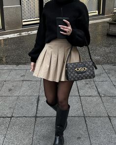 James And Lily Potter, James And Lily, Estilo Blair Waldorf, Skirt Outfit Fall, Outfits Con Jeans, Lily Potter, New Look Fashion, Winter Fashion Outfits Casual