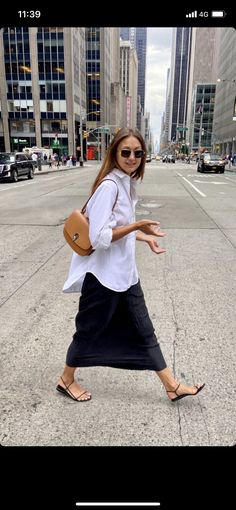 Black Dress Summer Outfit Casual, Springs Outfit 2024, Straight Midi Skirt Outfit, Timeless Spring Outfits, Best Summer Outfits Women, Minimal Spring Outfit, Minimalist Spring Outfits, Minimal Summer Outfit