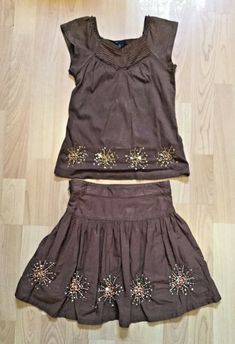 Shirt And Skirt Outfit, Top Skirt Outfit, 1990s Outfits, 2000 Outfits, Time For School, Outfit Brown, Beaded Designs, Kids Dishes, Shirt And Skirt